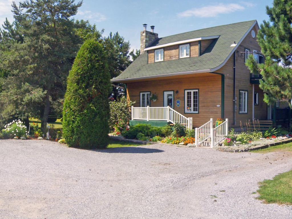 Gite La Halte Du Verger Bed And Breakfast Rivière-du-Loup Екстериор снимка