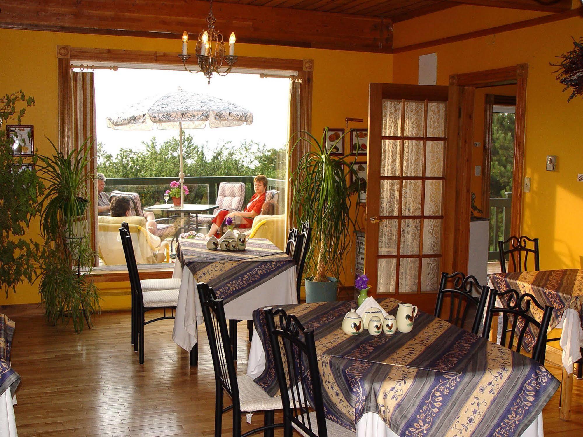 Gite La Halte Du Verger Bed And Breakfast Rivière-du-Loup Екстериор снимка