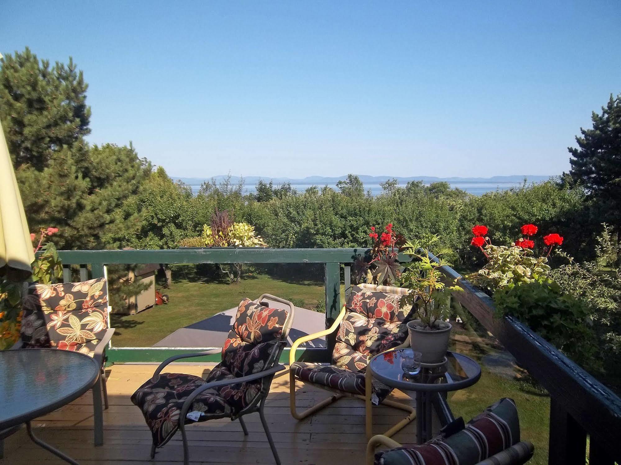 Gite La Halte Du Verger Bed And Breakfast Rivière-du-Loup Екстериор снимка